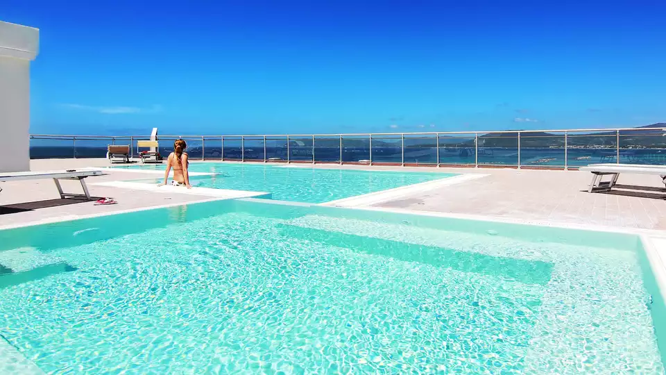 Escapada en Alghero Cerdena en hotel con piscina panoramica con vistas al mar