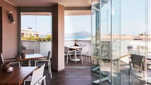 Escapada en Alghero, Cerdeña en hotel con piscina panorámica con vistas al mar