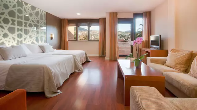 Escapada en Granada con desayuno incluido y acceso al SPA en habitación con bañera de hidromasaje