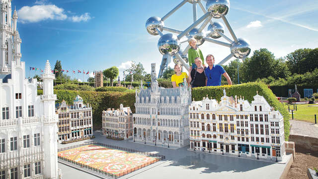 Viaje familiar al parque Mini-Europe a bordo del Train Hostel