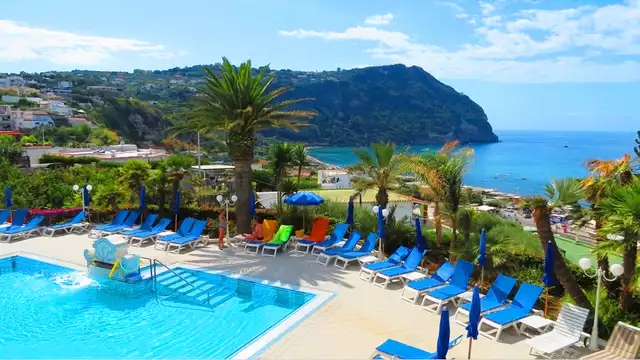 Vacanza ad Ischia con colazione, cena, accesso alle piscine e alla spiaggia