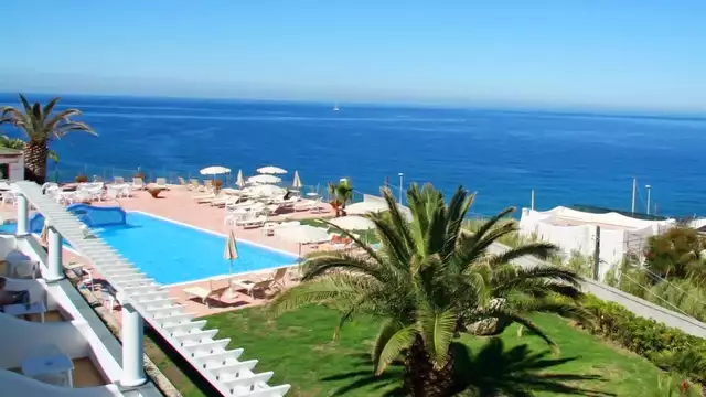 Vacanza ad Ischia con colazione, cena, accesso alle piscine e alla spiaggia