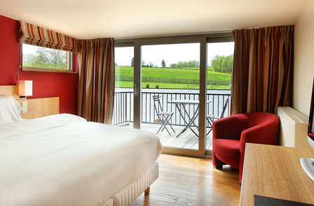 Profitez d´une chambre avec terrasse et vue sur le lac en pleine nature !