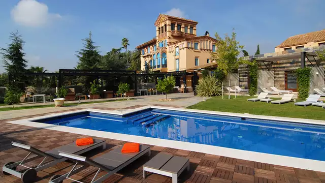 Experiencia premium: junior suite con bañera hidromasaje, cena, masaje y detalles románticos