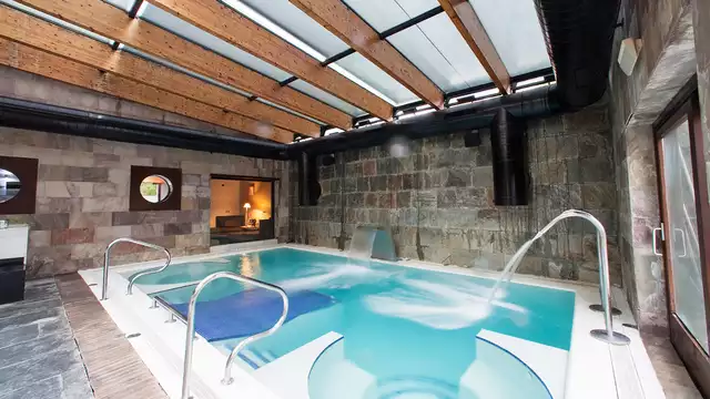 Experiencia premium: junior suite con bañera hidromasaje, cena, masaje y detalles románticos