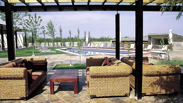Experiencia premium: junior suite con bañera hidromasaje, cena, masaje y detalles románticos