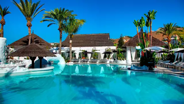 Halfpension in een prachtige suite met twee kinderen gratis in Almuñecar