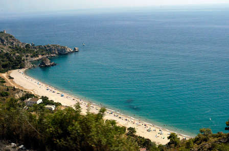 Découvrez Almuñecar en séjournant dans une suite familiale de luxe, petit-déjeuner et dîner inclus