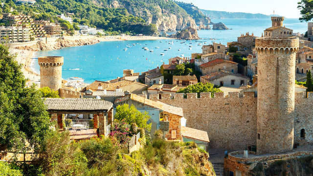 Diner in het restaurant aan de Costa Brava aan de rand van het strand