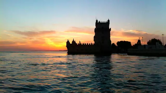 Escapada con desayuno en el centro de Lisboa con Paseo en velero de lujo