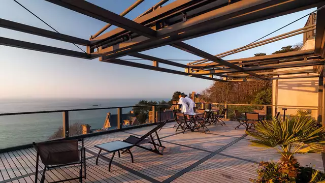 Estancia de relax con cena, masaje, pétalos de rosa y champán en un 5*