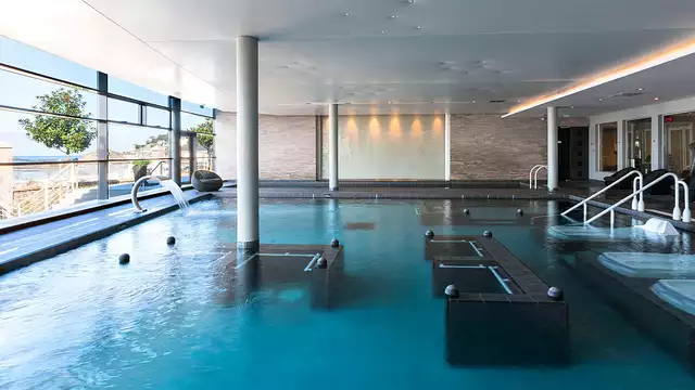 Momento de pausa con talasoterapia cerca de Saint-Brieuc en habitación con vistas al mar
