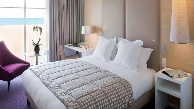 Momento de pausa con talasoterapia cerca de Saint-Brieuc en habitación con vistas al mar