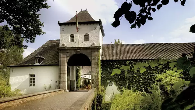 Cena romántica en un encantador patio de castillo en Limburgo