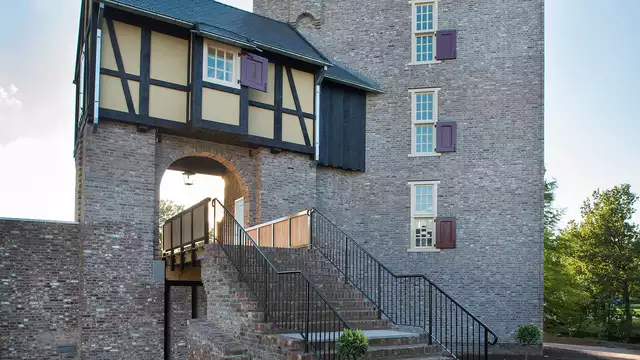 Cena romántica en un encantador patio de castillo en Limburgo