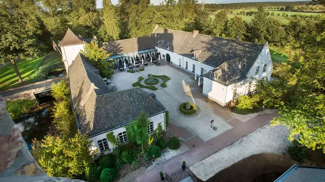 Cena romántica en un encantador patio de castillo en Limburgo