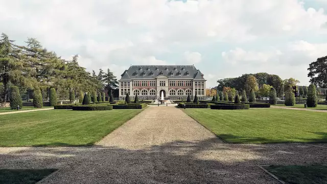 Verblijf in een oud hoofd mijngebouw in klassieke barokstijl