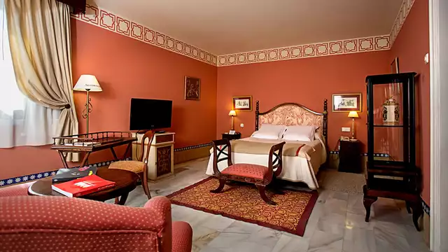 Escapada en Carmona en un hotel palacio con piscina, copa de vino de cortesía y parking gratis