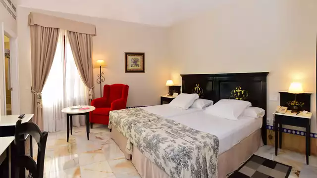 Goditi una camera superior in questo palazzetto di Carmona con piscina e un calice di vino di benvenuto