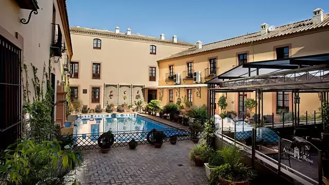 Escapada en Carmona en un hotel palacio con piscina, copa de vino de cortesía y parking gratis
