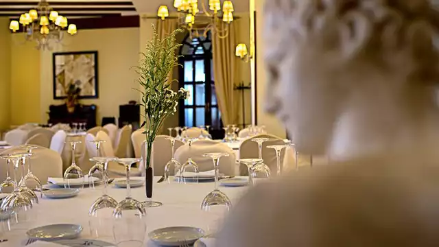 Escapada gastronómica en Carmona con cena y copa de vino de la tierra