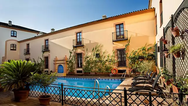 Escapada gastronómica en Carmona con cena y copa de vino de la tierra