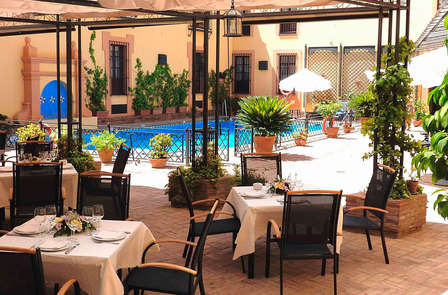 Perfect uitje in Carmona: met tapas proeverij, wijnglas en parkeerplaats (vanaf 2 nachten)