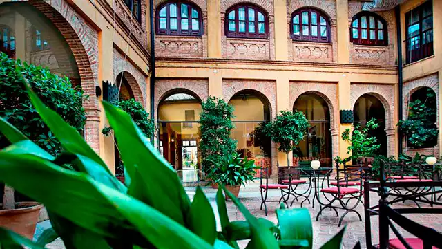 Escapada gastronómica en Carmona con cena y copa de vino de la tierra