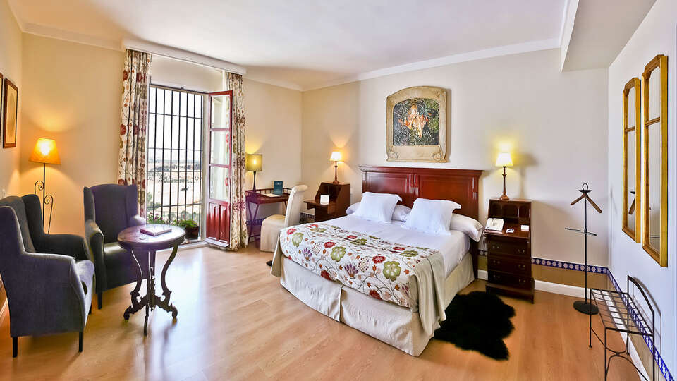 Decouvrez le charme de Carmona avec une degustation de tapas et une chambre superieure