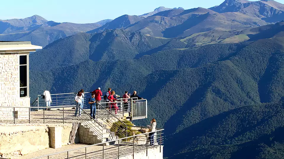 Escapada con tickets para el Teleferico de Fuente De y Visitas a la orujera y a la queseria