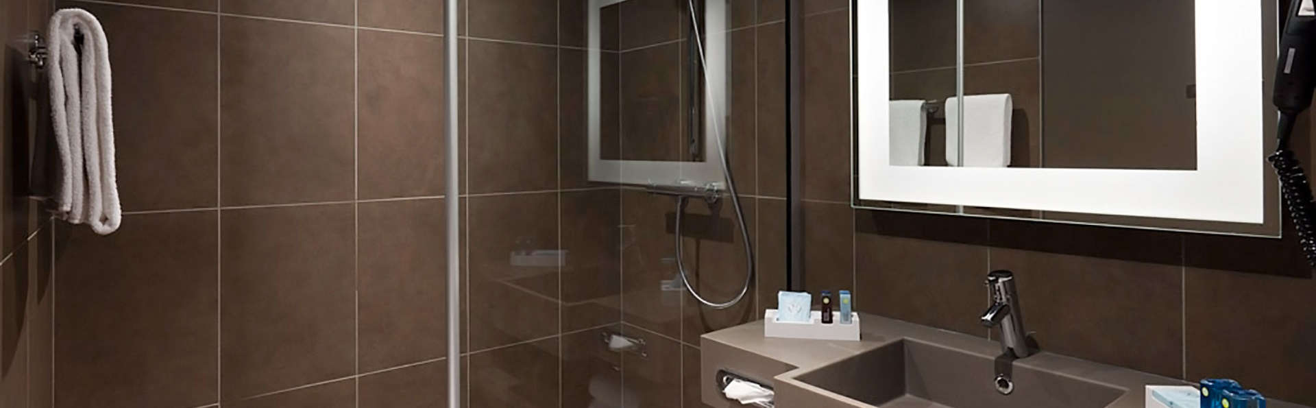 Novotel Fontainebleau Ury - EDIT_bathroom45.jpg