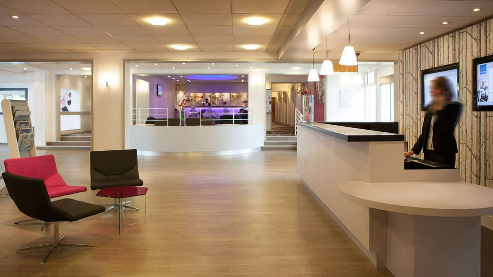 Novotel Fontainebleau Ury - EDIT_reception.jpg