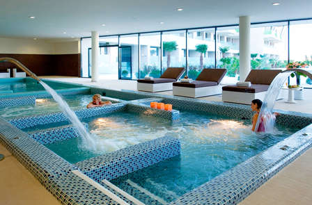 Escapade détente entourée de luxe et avec traitement spécial pour les sens