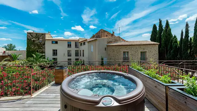 Séjour en suite avec bain à remous et dîner à Pézénas
