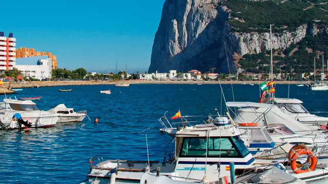Escápate a Gibraltar y alójate en una junior suite familiar en pensión completa