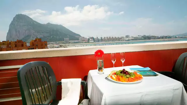 Escápate a Gibraltar y alójate en una junior suite familiar en pensión completa