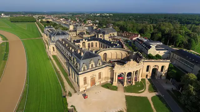 Verblijf in Compiègne en maak een stop om het prachtige Kasteel van Chantilly te bezoeken!