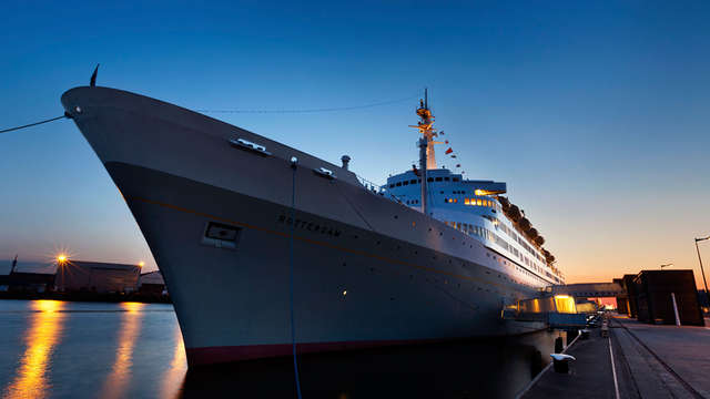 Lujo, confort y hospitalidad en un antiguo buque de crucero en Rotterdam