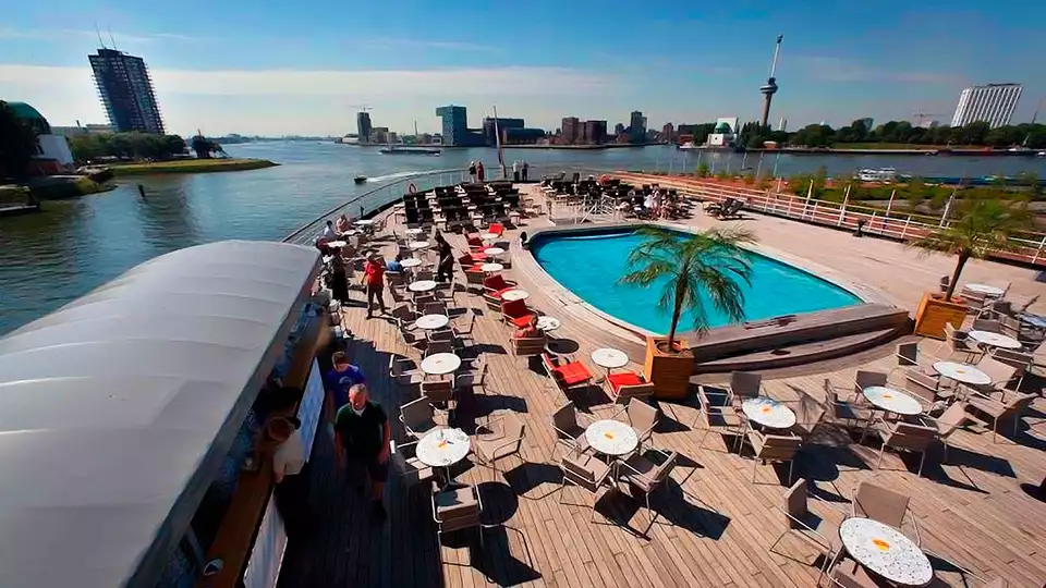Uitwaaien en zwaaien op een oud cruiseschip in Rotterdam