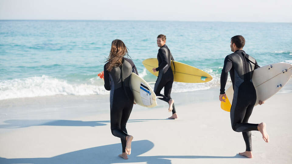 Especial Surf con Cava parking y curso de Surf con monitor en la famosa playa de San Lorenzo