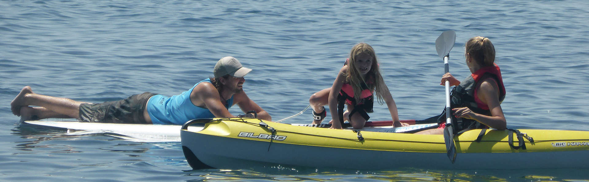 Profitez d'Estepona et inscrivez-vous à une excursion en kayak double.