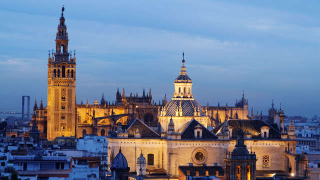 Escapada a Sevilla en un moderno 4* con tour nocturno guiado por el Barrio de Santa Cruz