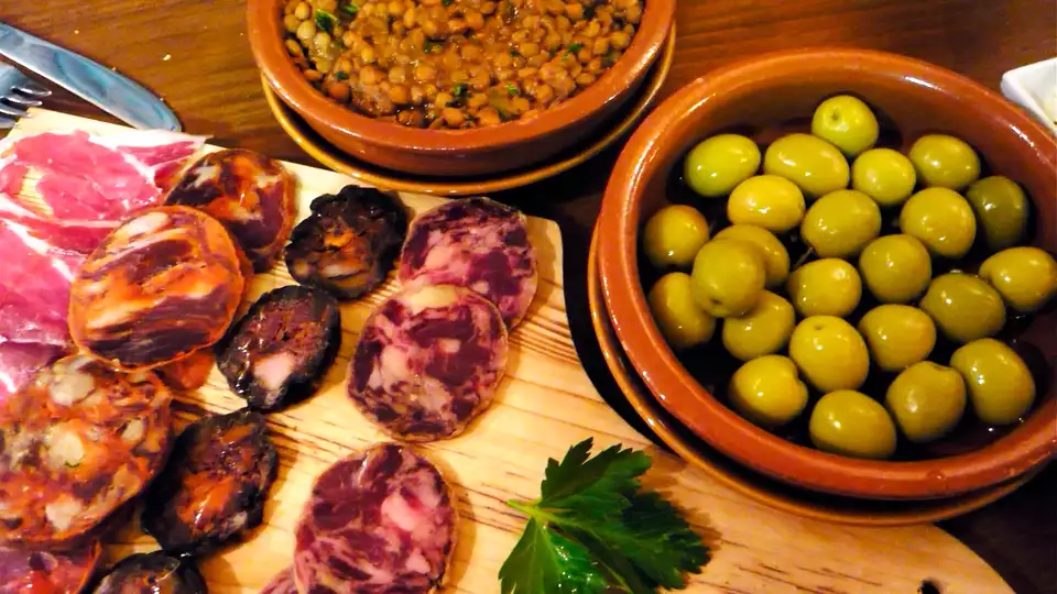 Romance et delicieuses tapas dans votre chambre de luxe avec jacuzzi prive