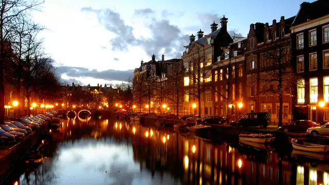 Disfruta de la tranquilidad de Hoofddorp y descubre la bulliciosa ciudad de Ámsterdam en barco