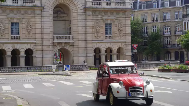 Ontdek Lille op een andere manier tijdens een ritje in een 2CV