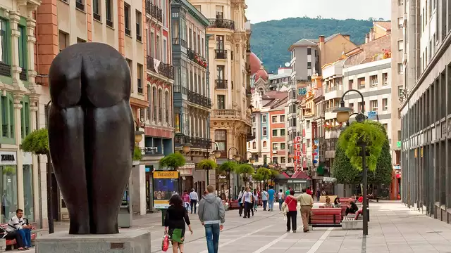 Descubre Asturias en familia con desayuno y parking en un 4*