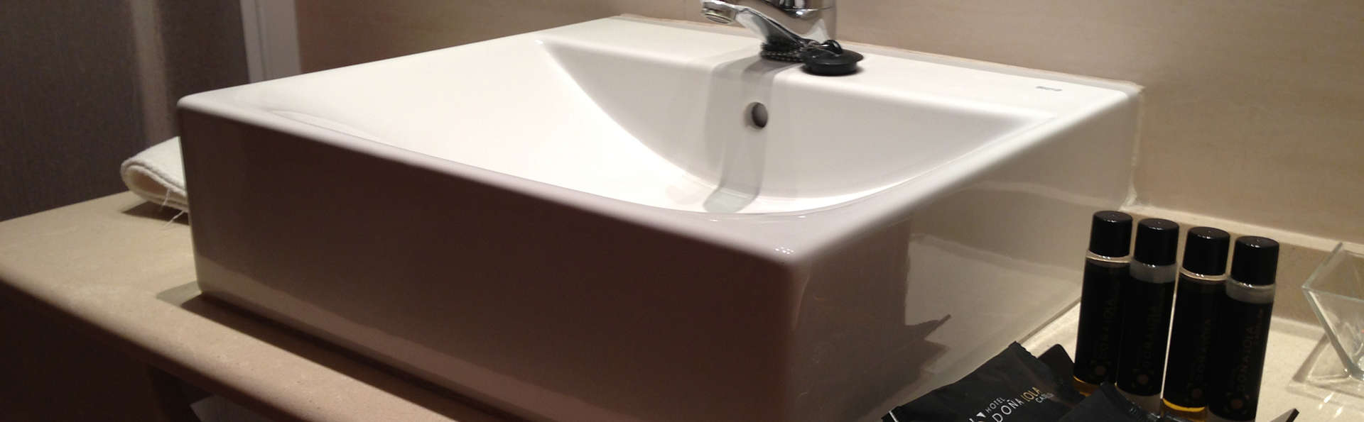 Hotel Doña Lola - EDIT_bath.jpg