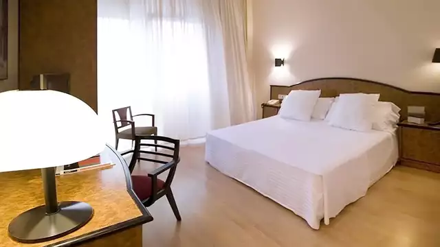 Visita y degustación de vino de producción ecológica en el Penedès desde este precioso hotel