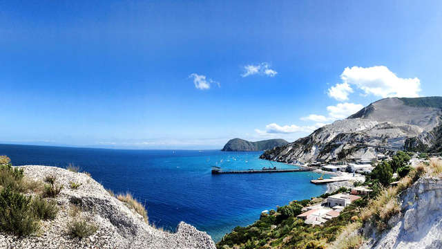 Puesta de sol sobre el mar en Lípari (tarifa no reembolsable)