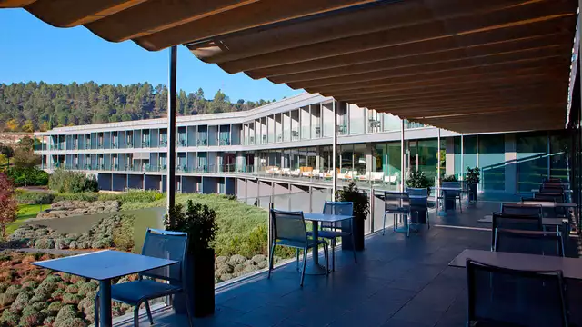 Fuga in un ambiente naturale con un'eccellente cena al Ristorante Món